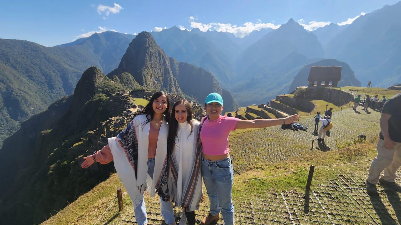 Viajeras de Connection MX frente a la ciudadela de Machu Picchu